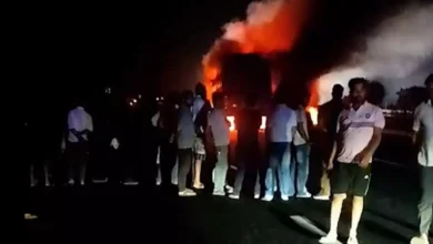 यूपी: ट्रक से टक्कर होने पर धूं-धूं कर जलने लगी बस, ड्राइवर और कंडक्टर की मौत