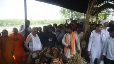 पंचतत्व में विलीन हुए प्रतीक यादव, ससुर ने दी मुखाग्नि, नम आंखों से अखिलेश ने दी अंतिम विदाई,शव वाहन पर पालतू डॉग्स की फोटो देख भावुक हुए लोग