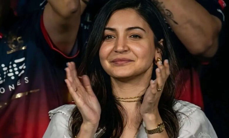 Anushka's Tulsi mala grabs attention as she cheers for Virat